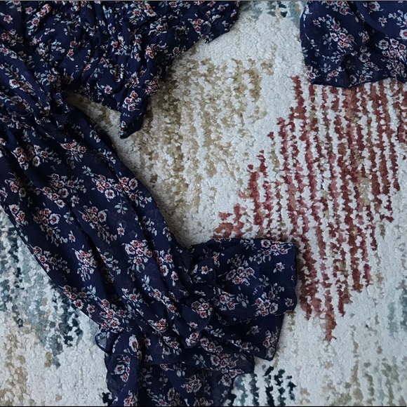 Lulu’s long sleeve crop top. - Picture 5 of 6